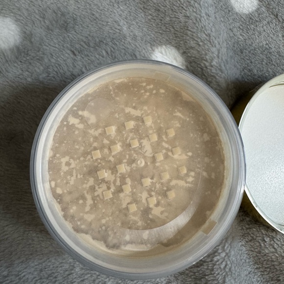 Laura Mercier Translucent Loose Setting Powder&Puff - Picture 9 of 14
